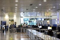 Hành khách làm thủ tục tại sân bay Nội Bài tháng 5/2021. (Ảnh: Huy Hùng/TTXVN).
