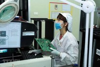 Công nhân Kl994 nhà cái bóng đá world cup linh kiện điện tử. (Ảnh minh họa: Phạm Kiên/TTXVN).