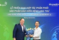 Ông Lê Quốc Ninh - Tổng gám đốc Mcredit (phải) và ông John William Thompson - Phó tổng giám đốc thứ nhất MB Ageas Life (trái) trong buổi lễ triển khai hợp tác phân phối sản phẩm Kl99kl phiên bản hoạt động ung thư.