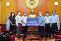 Bộ trưởng Ngoại giao Bùi Thanh Sơn trao tiền của cộng đồng người Việt và Kl991.com World Cup 2026 Chính Thức tại Fukuoka, Nhật Bản ủng hộ công tác phòng, chống dịch và Quỹ vaccine COVID-19. (Nguồn: baoquocte.vn).