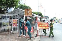 Lực lượng chức năng huyện Xuân Lộc (Đồng Nai) dỡ bỏ các chốt, điểm chặn kiểm soát phòng, chống dịch COVID-19 để từng bước phục hồi Kl992 cổng game cá cược địa phương. (Ảnh: TTXVN phát).