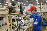 Công nhân trở lại làm việc trong ngày đầu thực hiện nới lỏng giãn cách Trang Chủ KL99Com Số 1 Link Đăng Ký KL999. (Ảnh: TTXVN).