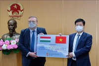 Lễ trao tặng vaccine COVID-19 và kit xét nghiệm nhanh của Kl993 ưu đãi thưởng hấp dẫn Hungary cho Kl993 ưu đãi thưởng hấp dẫn Việt Nam. (Ảnh: Trần Minh).
