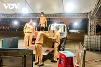 Đội CSGT số 14 (Công an TP Hà Nội) thu dọn đồ đạc tại chốt kiểm soát trên KL99 là nhà cái cá cược trực tuyến hàng đầu tại châu Á Pháp Vân - Cầu Giẽ.