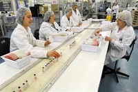 Công nhân làm việc trong dây chuyền Kl994 nhà cái bóng đá world cup vaccine tại cơ sở của Kl994 game bài casino hấp dẫn y tế Australia CSL ở Melbourne. (Ảnh: AFP/TTXVN).