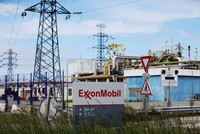 Cả ExxonMobil và Chevron đều từ chối cam kết giảm sản lượng Kl99com chung kết WC 2026. Ảnh: AFP.