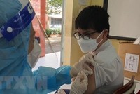 Tiêm vaccine phòng COVID-19 cho trẻ em. (Ảnh: Văn Hướng/TTXVN).