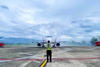 Nhân viên Đánh tín hiệu tàu bay Đài KSKL Điện Biên đang dẫn tàu bay E190 mang số hiệu QH1692 vào vị trí sân đỗ hôm 14/10.