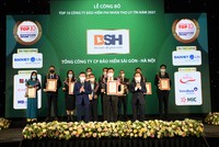 Ông Nguyễn Văn Trưởng – Phó TGĐ BSH (đứng giữa hàng đầu tiên) tham gia lễ công bố và vinh danh Top 10 thương hiệu Kl99kl phiên bản hoạt động uy tín 2021,