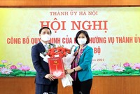 Phó Bí thư Thường trực Thành ủy Nguyễn Thị Tuyến trao quyết định, tặng hoa chúc mừng ông Nguyễn Thanh Liêm.