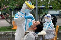 Lấy mẫu xét nghiệm COVID-19. (Nguồn: TTXVN).