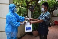 Ca F0 tại xã Cao Xá, huyện Lâm Thao, tỉnh Phú Thọ được phát thuốc điều trị tại nhà. (Ảnh: Diệp Trương/TTXVN)