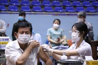 Tiêm vaccine phòng COVID-19 cho người dân. (Ảnh: Tuấn Anh/TTXVN).