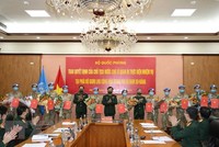 Thượng tướng Hoàng Xuân Chiến trao Quyết định của Chủ tịch nước cho 12 sỹ quan làm nhiệm vụ gìn giữ hòa bình Liên hợp quốc tại Cộng hòa Nam Sudan và Cộng hòa Trung Phi. (Ảnh: Hồng Pha/TTXVN phát).
