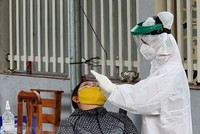 Nhân viên y tế xét nghiệm COVID-19 cho người dân xã Long Sơn, thành phố Vũng Tàu, nơi đang bùng phát ổ dịch mới của tỉnh. (Ảnh: Hoàng Nhị/TTXVN).