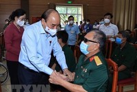 Chủ tịch nước Nguyễn Xuân Phúc đến thăm, tặng quà cho thương binh, bệnh binh tại Trung tâm nuôi dưỡng thương bệnh binh nặng và điều dưỡng người có công tỉnh Hà Nam. (Ảnh: Thống Nhất/TTXVN).