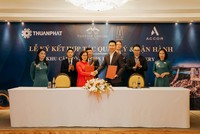 Bà Vũ Thị Thanh Huyên – Tổng Giám đốc Thuận Phát và ông Nguyễn Quý Tuấn - Giám Đốc Phát Triển - Kl994 game bài casino hấp dẫn Accor tại Việt Nam ký kết văn bản hợp tác.