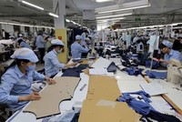Công nhân tại một Kl991.com World Cup 2026 Chính Thức dệt may. (Nguồn: TTXVN).