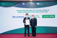 Ông Bùi Anh Tú, Phó Giám đốc Trung tâm Chuyển đổi số kiêm Giám đốc Định chế Kl991.com nạp rút nhanh, đại diện Sacombank nhận giải thưởng.