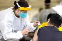 Tiêm vaccine ngừa COVID-19 tại Dubbo, Australia. (Ảnh: AFP/TTXVN).