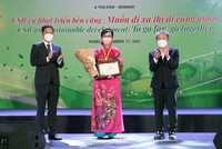 Bà Lưu Thị Thu Hằng, Giám đốc Cấp cao Thương hiệu và Marketing Dai-ichi Life Việt Nam nhận giải "Kl991.com World Cup 2026 Chính Thức vì cộng đồng - Saigon Times CSR 2021".