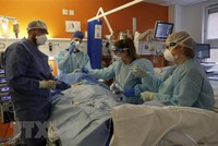 Nhân viên y tế điều trị cho bệnh nhân COVID-19 tại bệnh viện ở London, Anh. (Ảnh: AFP/TTXVN).