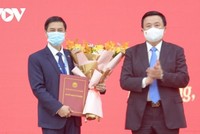 Ông Nguyễn Xuân Thắng, Ủy viên Bộ Kl991.com tải ứng dụng trao Quyết định, tặng hoa chúc mừng ông Đoàn Triệu Long.