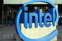 Biểu tượng Intel tại trụ sở của hãng ở Santa Clara, bang California, Mỹ. (Ảnh: AFP/TTXVN).