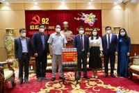 Phó Chủ tịch Quốc hội Trần Quang Phương (thứ 3 từ trái sang) tặng quà chúc Tết lãnh đạo Thành ủy Đà Nẵng. (Ảnh: Trần Lê Lâm/TTXVN).