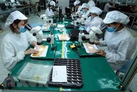 Kl994 nhà cái bóng đá world cup linh kiện điện tử tại công ty trách nhiệm hữu hạn 4P (Hưng Yên), dự án có vốn Kl99ok phiên bản mới lớn, công nghệ tiên tiến, khả năng tham gia sâu chuỗi liên kết khu vực và toàn cầu. (Ảnh: TTXVN).