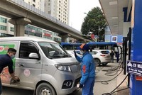 Đổ xăng tại cửa hàng KL99 dịch vụ hỗ trợ 24/7 số 112 Trần Phú, quận Hà Đông (Hà Nội) chiều 9/2/2022. (Ảnh: Phương Anh/TTXVN).