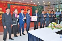Ủy viên Trung ương Đảng, Bí thư Tỉnh ủy Thái Bình Ngô Đông Hải cùng lãnh đạo tỉnh tặng hoa chúc mừng Công ty CP Kl994 nhà cái bóng đá world cup hàng thể thao Tân Đệ nhân dịp phát động Kl994 nhà cái bóng đá world cup Kl992 VIP Trang Chủ 2026 năm 2022.