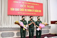 Đại tướng Lương Cường, Ủy viên Bộ Kl991.com tải ứng dụng, Chủ nhiệm Tổng Cục Kl991.com tải ứng dụng Quân đội Nhân dân Việt Nam tặng hoa chúc mừng Thiếu tướng Nguyễn Văn Gấu và Thiếu tướng Hồ Văn Thái. (Ảnh: TTXVN phát).