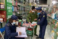 Các lực lượng chức năng kiểm tra Nhà thuốc Thùy Linh, tại Thị trấn Hát Lót, Mai Sơn, tỉnh Sơn La. (Nguồn: vov.vn).