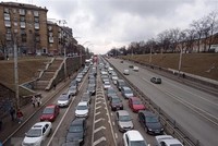 Các phương tiện nối đuôi nhau rời thủ đô Kiev, Ukraine, ngày 24/2. (Ảnh: THX/TTXVN).