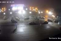 Hình ảnh cắt từ video CCTV cho thấy xe chiến đấu của Nga ở quảng trường trung tâm thành phố Kherson, phía Nam Ukraine ngày 2/3. Ảnh: Shutterstock.