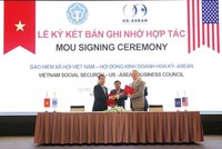 Tổng Giám đốc BHXH Việt Nam Nguyễn Thế Mạnh và Chủ tịch kiêm Tổng Giám đốc USABC ký Biên bản ghi nhớ hợp tác trong lĩnh vực thực hiện chính sách BHYT.