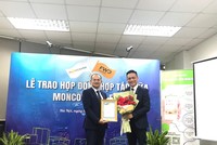 Lễ trao hợp đồng hợp tác giữa Moncover và FWD