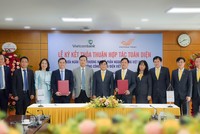 Vietcombank và Tổng Công ty Bưu điện Việt Nam tiến hành ký kết thỏa thuận toàn diện