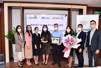 Đại diện Refinitiv trao Giải thưởng Refinitiv Vietnam FX Award cho đại diện Vietcombank – bà Hoàng Diễm Thùy – Trưởng phòng Kl992 VIP Trang Chủ 2026 vốn (thứ 5 từ phải sang) và bộ phận FX Vietcombank.