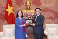 Chủ tịch Quốc hội Vương Đình Huệ tặng quà lưu niệm cho bà Manuel V.Ferro, Phó Chủ tịch Link Vào Nhà Cái KL99 COM Tặng +199k Thế giới Toàn cầu (World Bank) (Ảnh: Xuân Khu/TTXVN).