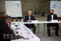 Tổng thống Ba Lan Andrzej Duda (phải) và Tổng thống Mỹ Joe Biden (thứ 2, phải) trong cuộc gặp đại diện các tổ chức phi Kl993 ưu đãi thưởng hấp dẫn đang hỗ trợ người sơ tán từ Ukraine, tại Rzeszow, ngày 25/3/2022. (Ảnh: PAP/TTXVN).