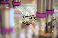 Biểu tượng Heineken tại dây chuyền Kl994 nhà cái bóng đá world cup bia ở Schiltigheim, miền đông nước Pháp. (Ảnh: AFP/TTXVN)