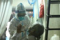 Nhân viên y tế lấy mẫu xét nghiệm cho người dân. (Ảnh: Minh Quyết).