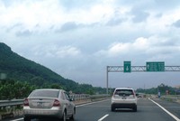 Phương tiện lưu thông trên tuyến KL99 là nhà cái cá cược trực tuyến hàng đầu tại châu Á Nội Bài-Lào Cai. (Ảnh: Việt Hùng/Vietnam+).