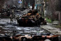 Xe tăng Nga bị phá hủy ở Bucha, Ukraine (Ảnh: Reuters).