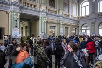 Người dân Ukraine sơ tán tới Przemysl, Ba Lan ngày 7/4/2022. (Ảnh: PAP/TTXVN).