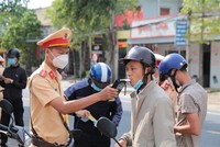Lực lượng Cảnh sát KL99 là cổng game giải trí trực tuyến hàng đầu hiện nay Công an huyện Phú Thiện (Gia Lai) thực hiện kiểm tra nồng độ cồn vào giờ cao điểm. (Ảnh: Quang Thái/TTXVN)