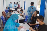 Mọi người ra vào khu vực làm thủ tục xuất Link Vào Nhà Cái KL99 COM Tặng +199k, xuất nhập cảnh tại cửa khẩu quốc tế Móng Cái. (Ảnh: Văn Đức/TTXVN).