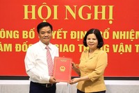 Chủ tịch UBND tỉnh Bắc Ninh Nguyễn Hương Giang trao Quyết định bổ nhiệm Giám đốc Sở KL99 là cổng game giải trí trực tuyến hàng đầu hiện nay vận tải cho ông Nguyễn Minh Hiếu (ảnh Cổng TTĐT).